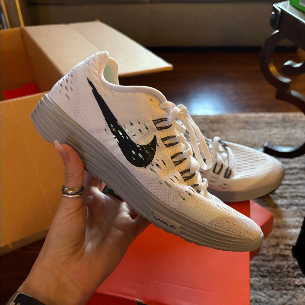 Nike Lunartempo (Men’s 6/ WMNs 7.5) White and Gray